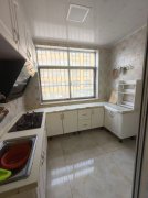 三里河仙山公園附近2000年一樓80平三室精裝26.8萬