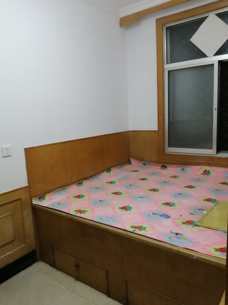 位于大潤發(fā)北，香和苑小區(qū)對面，生產(chǎn)街2號貼地一樓對外出租