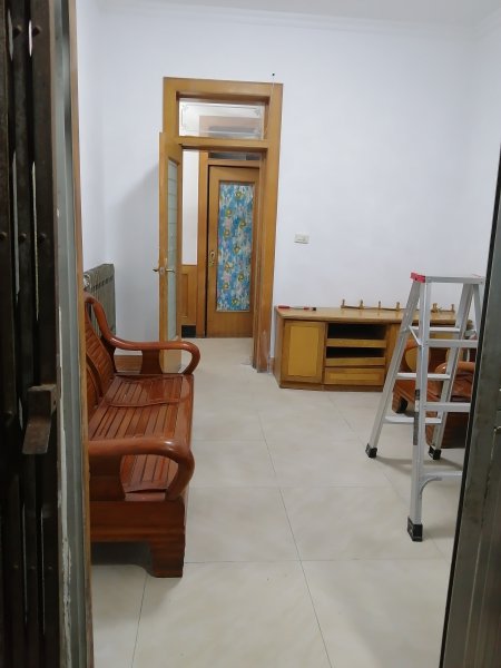 位于大潤發(fā)北，香和苑小區(qū)對面，生產(chǎn)街2號貼地一樓對外出租