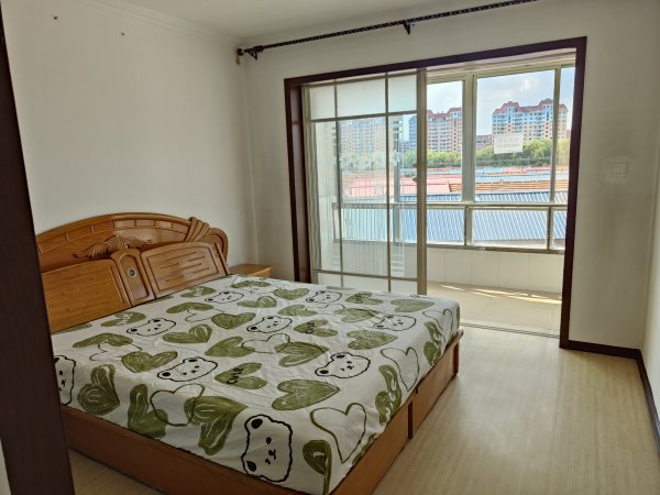 老一中對面，金泰小區(qū)住人二樓出租，拎包入住，年租，非誠勿擾。