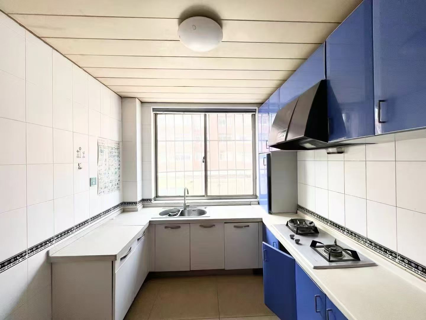 石馬街南天福社區(qū)一樓160平三室兩衛(wèi)家具家電齊全1500元