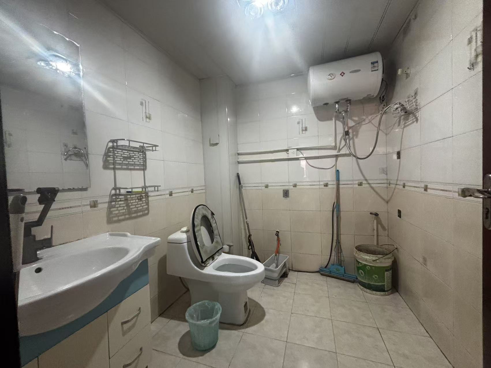 @出租陽光小區(qū)東區(qū)，2樓1100