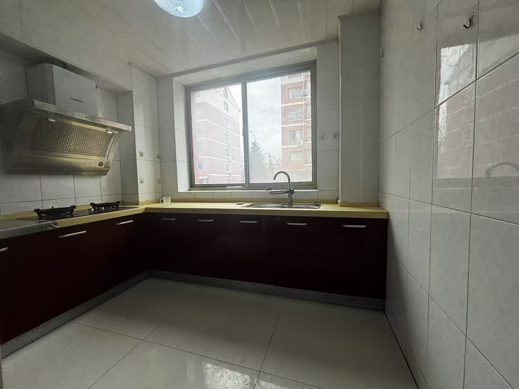 @出租陽光小區(qū)東區(qū)，2樓1100