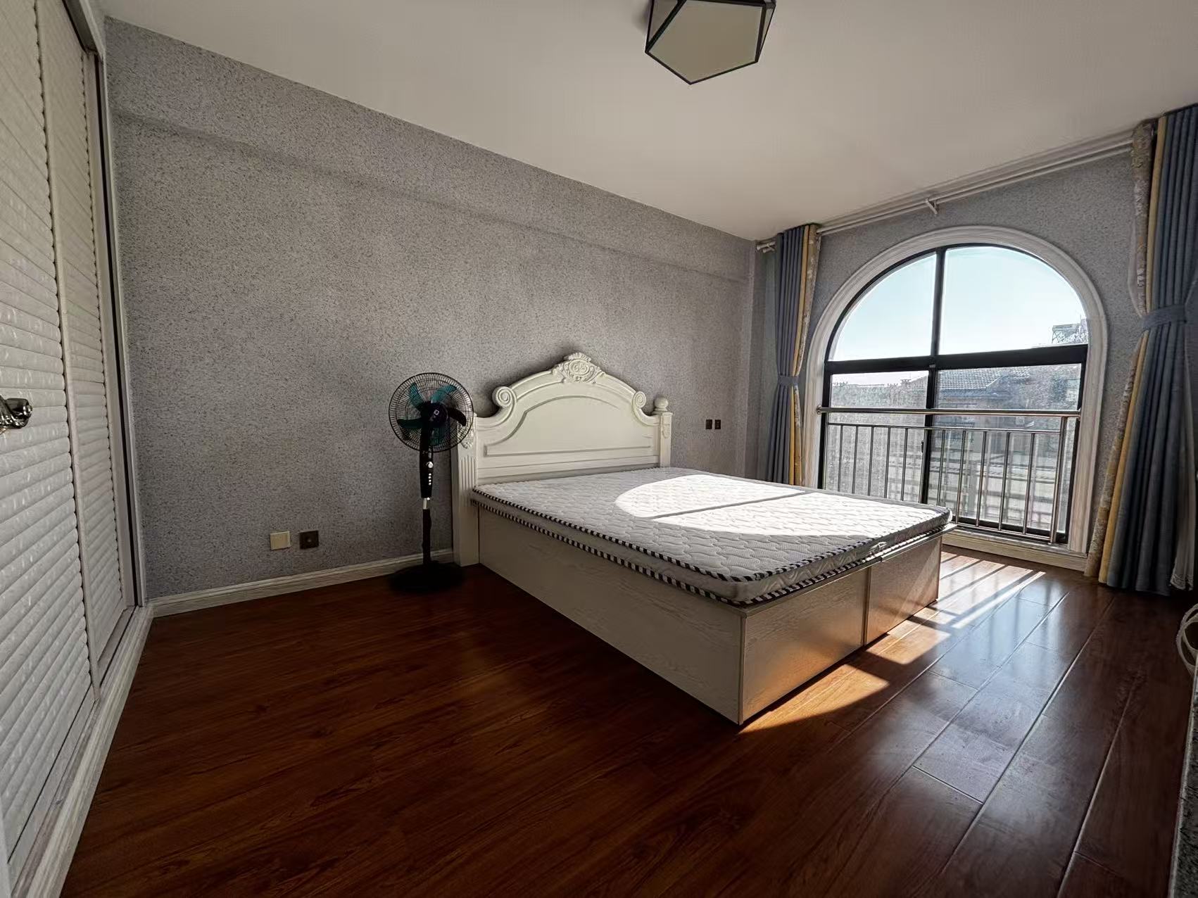 @出租興業(yè)名居，1200/月