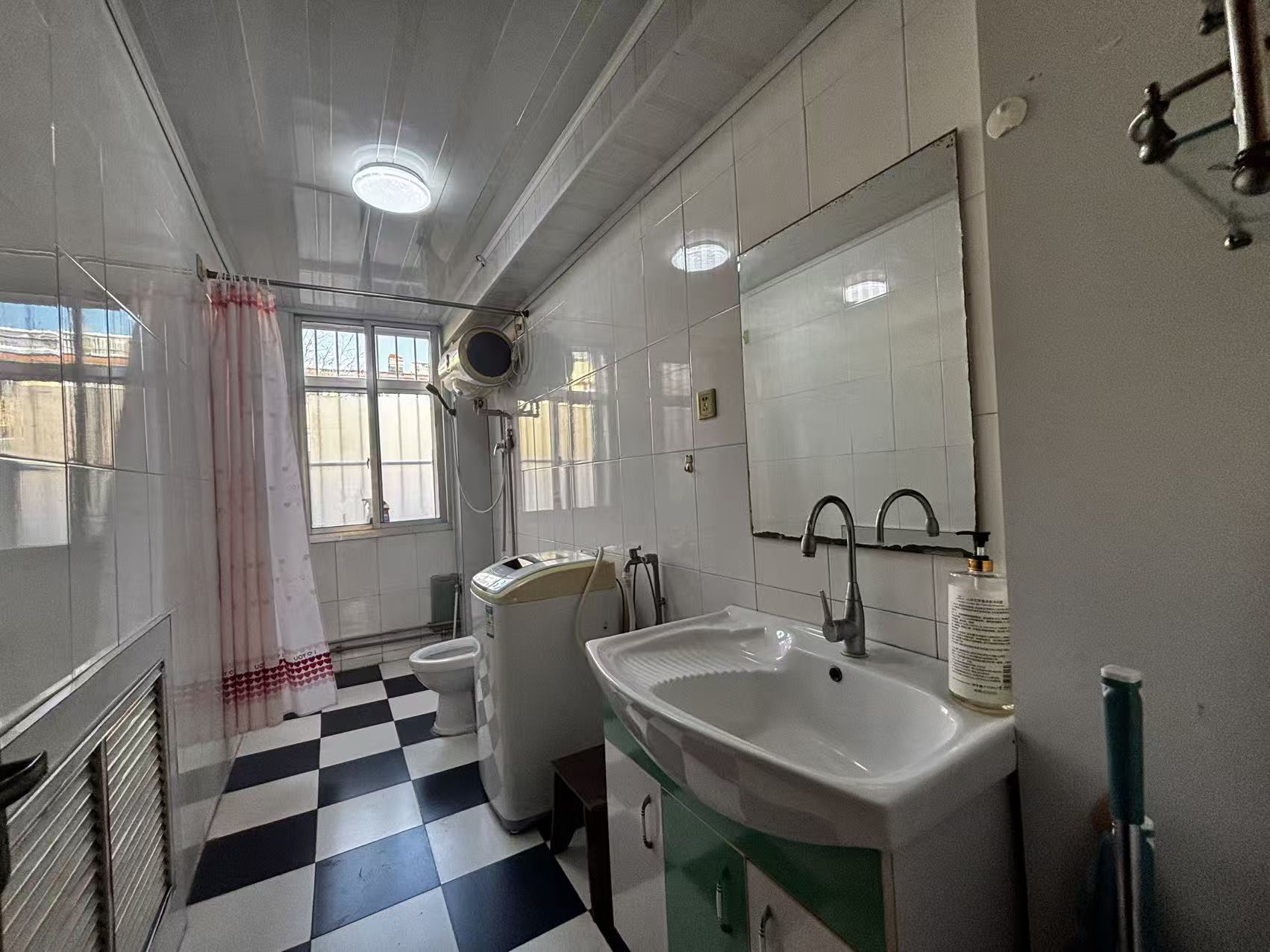 @出租市里西豪街，900/月