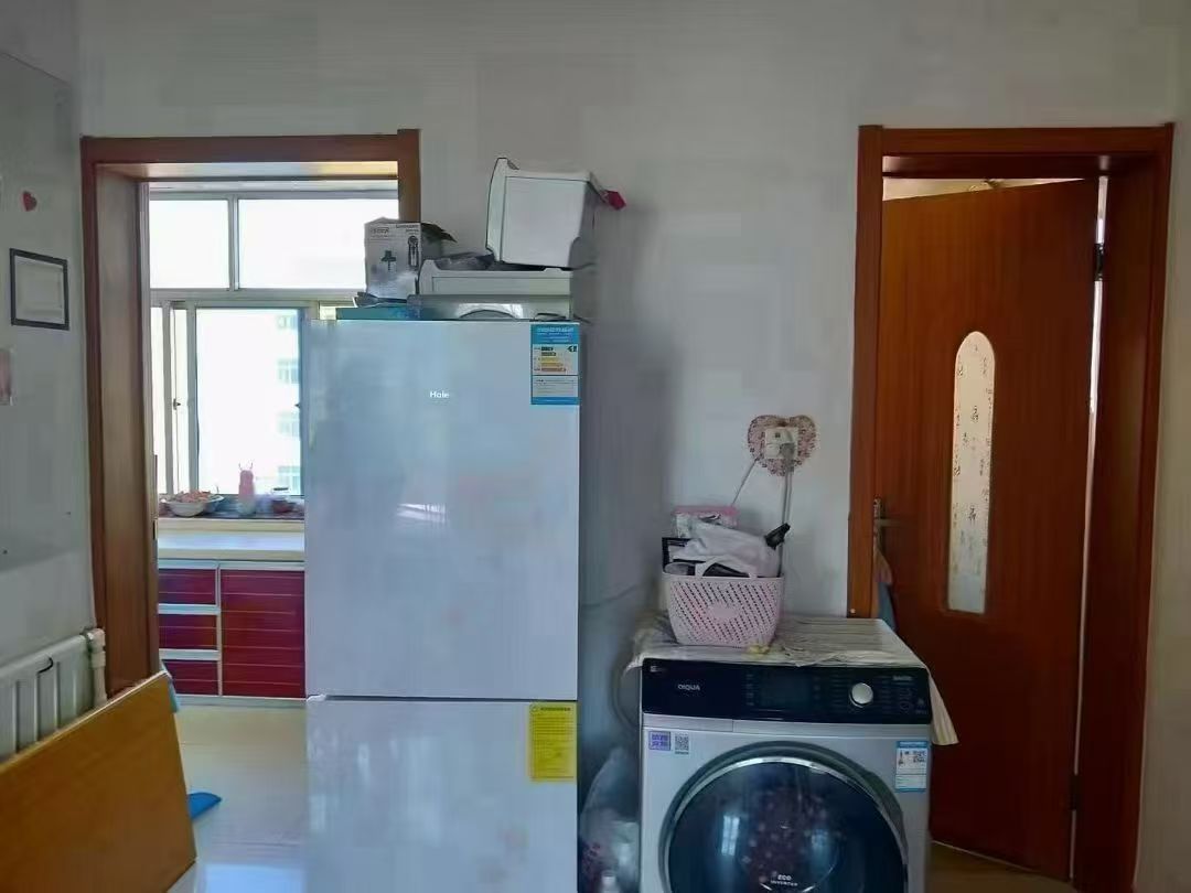 吉房出租！市中心美食街四樓70.82平三室