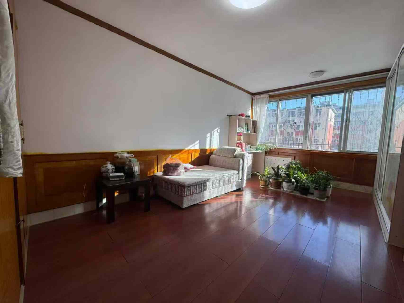 爬山街二樓 128平三室26.6萬(wàn) 爬山街二樓 128平三室26.6萬(wàn)