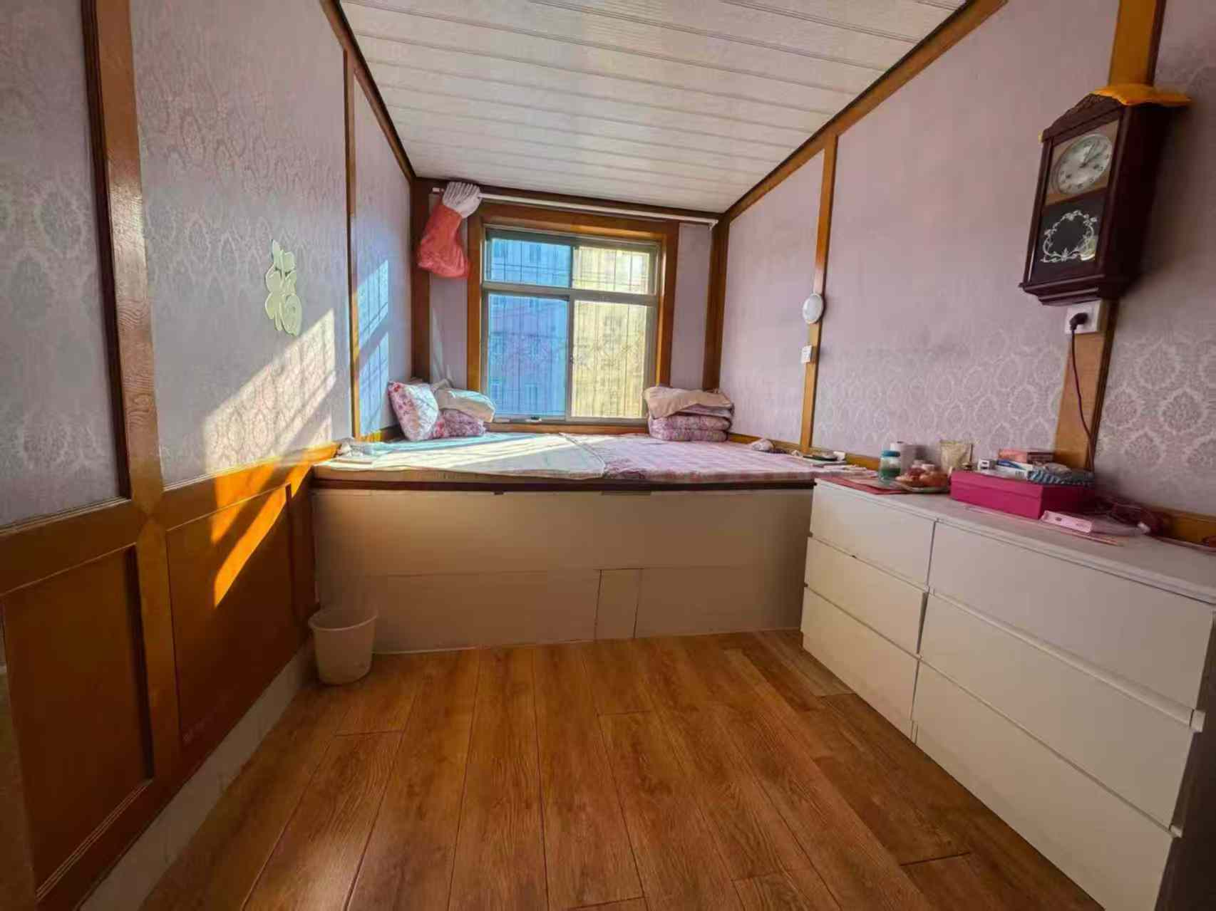 爬山街二樓 128平三室26.6萬(wàn) 爬山街二樓 128平三室26.6萬(wàn)