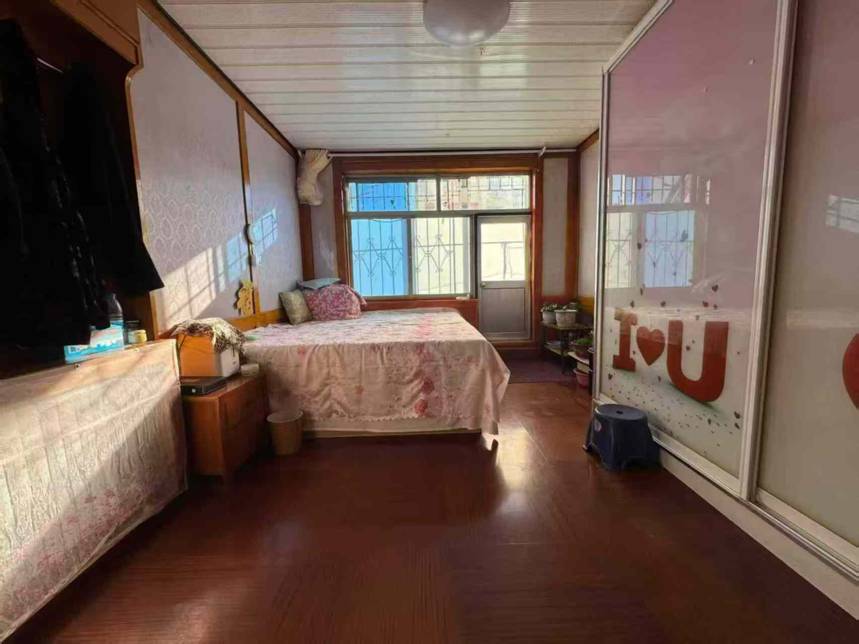 爬山街二樓 128平三室26.6萬(wàn) 爬山街二樓 128平三室26.6萬(wàn)