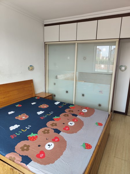 老一中對(duì)面，金泰小區(qū)住人二樓出租，拎包入住，年租，非誠(chéng)勿擾。