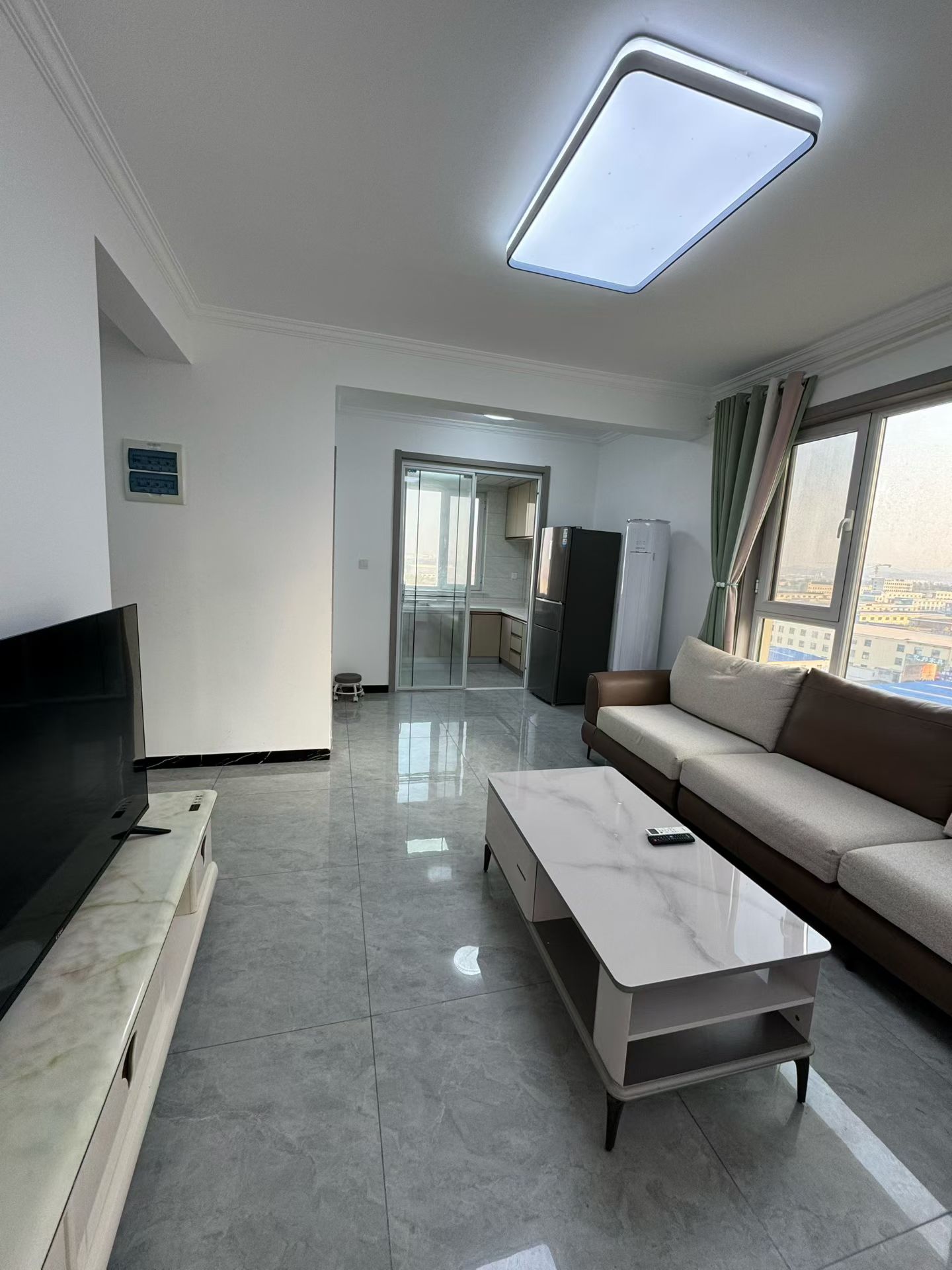 @出租:1400，宇程陽光，電梯精裝3室!