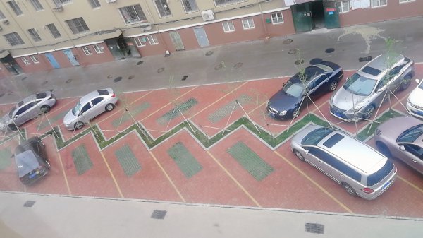 老一中對面，金泰小區(qū)住人二樓出租，拎包入住，年租，非誠勿擾。