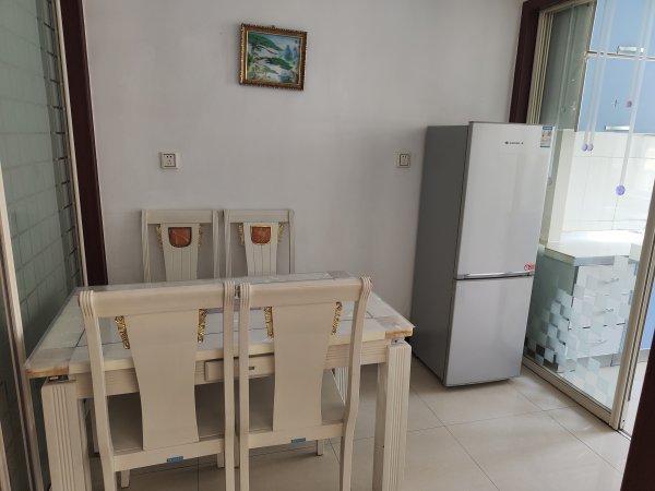 老一中對面，金泰小區(qū)住人二樓出租，拎包入住，年租，非誠勿擾。