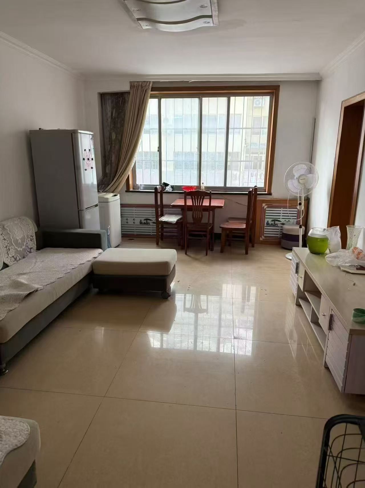 西樓一樓，雙氣齊全兩室650一個(gè)月，