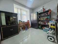 銀海綠洲龍溪苑住人一樓東邊戶139.71平三室兩衛(wèi)45.8萬