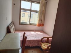 刺繡小區(qū)二中房源南北通透住人4樓